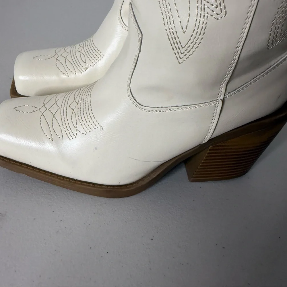 Forever 21 Stylish Cream Western Boots‎ - Picture 3 of 6